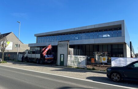 Commercieel gelegen nieuwbouw KMO-unit met grote vitrine - 200 m²