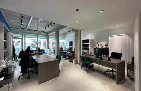 Smaakvol gerenoveerd kantoor/handelsgelijkvloers in Centrum Gent