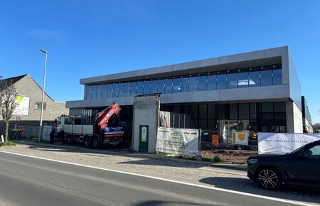 Commercieel gelegen nieuwbouw KMO-unit met grote vitrine te huur