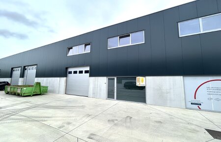 Zeer goed gelegen nieuwbouw KMO-unit met mezzanine en 2 parkings