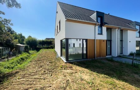 Prachtig en rustig gelegen nieuwbouw woning met carport