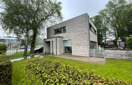 Moderne energiezuinige woning met mooie tuin en garage