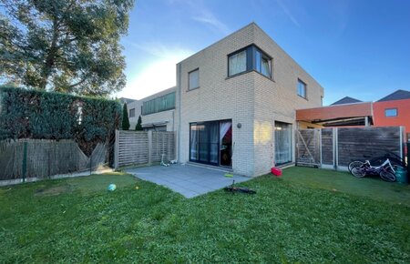 Instapklare, moderne woning met tuin en carport nabij het centrum!