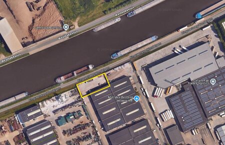 *** VERHUURD *** - Omheind en buitenopslagterrein met een oppervlakte van +/- 909 m²