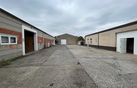 Goed gelegen magazijn (280 m²) met kantoor en parking