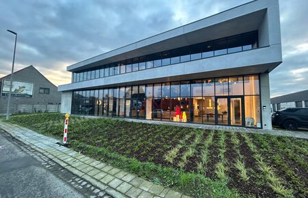 Commercieel gelegen nieuwbouw KMO-unit met grote vitrine - 193 m²