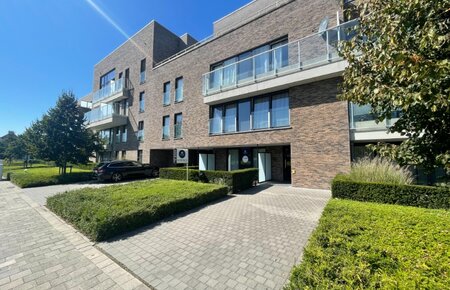 Instapklaar appartement/kantoor/praktijk met tuin en terrassen nabij Technologiepark